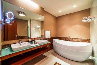 Отель Borjomi Likani Health & Spa Centre Боржоми Номер Делюкс с кроватью размера «king-size» и видом на город-1